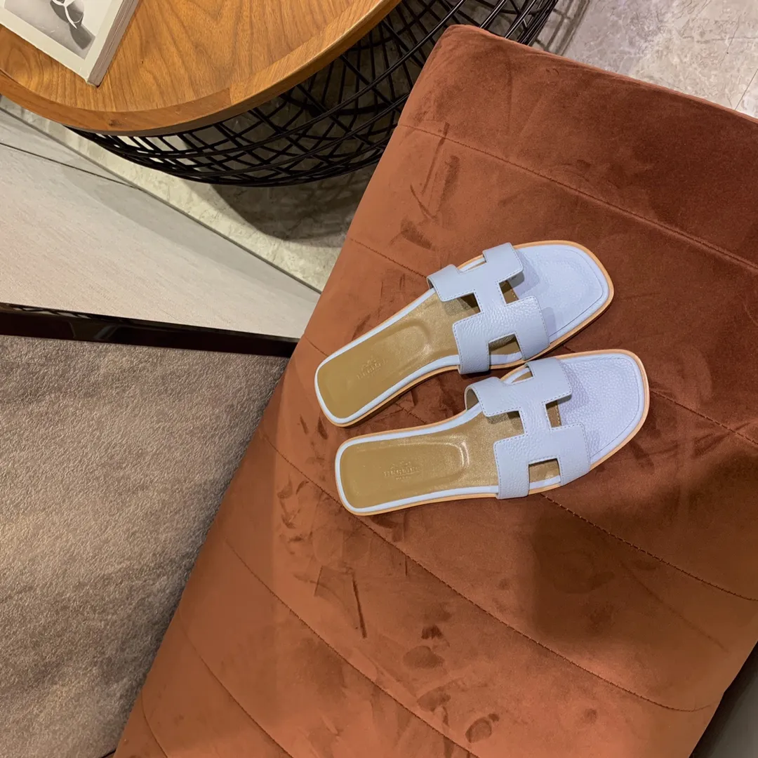 👟👟Ex-factory price 480👟👟 Litchi pattern cowhide series Newly revised version (Hermès) Packaging upgrade, version workmanship and material upgrade Hermes The highest version of handmade shoes in the market Top product Hermès H slippers Flat slippers —————————— The most classic, real handmade shoes, even the number of stitches is the same as the original version, purely handmade by masters The highest version in the industry Italian imported cowhide + original customized Australian sheepskin feet + genuine leather outsole, top exclusive packaging box 35-39 (34.40.41.42 custom-made, non-refundable)